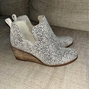 Tom’s wedge booties
